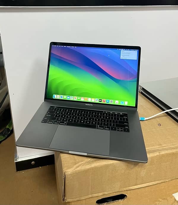 Apple MacBook Pro 2018 15-inch Core i7 16-512 GB 4GB Graphics 8