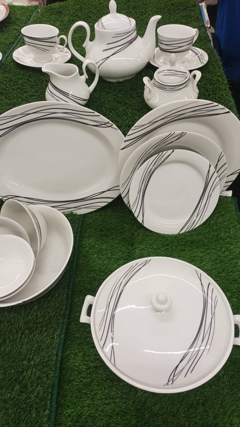 Brand new Beautiful 72 pieces full Dinner And Tea set for 8 person 0