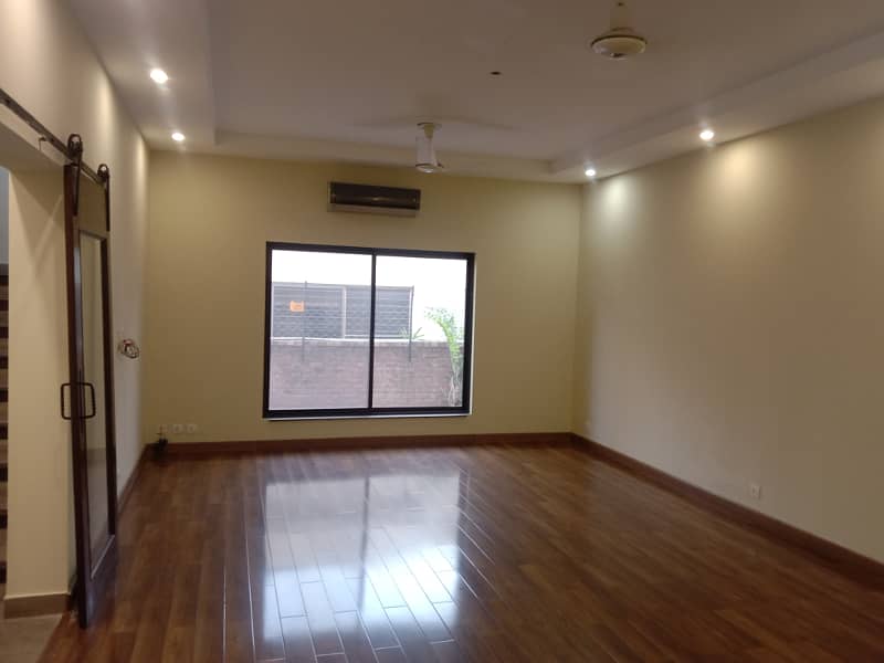 1Kanal Beautiful Good House Available For Sale DHA Phase 4 4