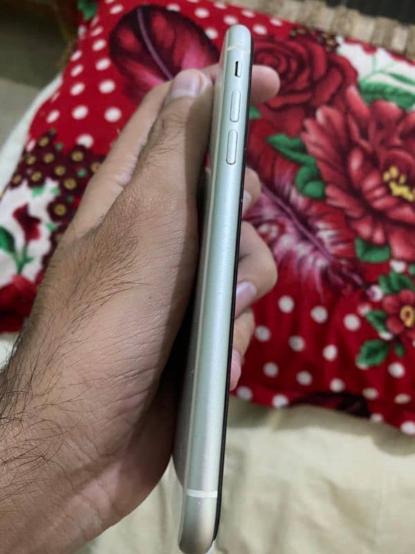 iphone 11 white colour 128 gb heath 77 0