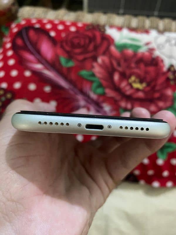 iphone 11 white colour 128 gb heath 77 2