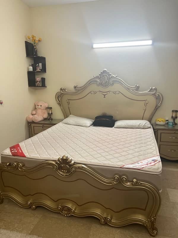 King size bed with side tables,console and mirror 0