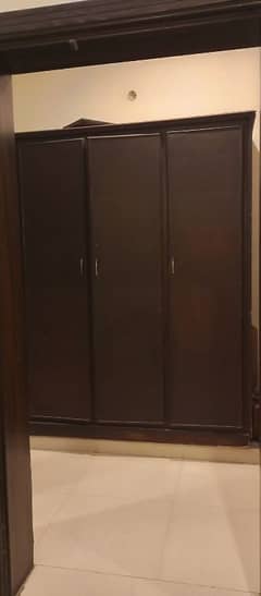 heavy pure wood wardrobe in a very good condition contact 03064707734