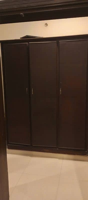 heavy pure wood wardrobe in a very good condition contact 03064707734 5