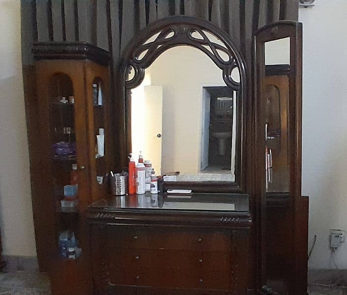 Elegant wooden bedroom set in excellent condition 2