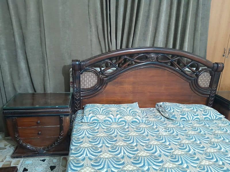 Elegant wooden bedroom set in excellent condition 3