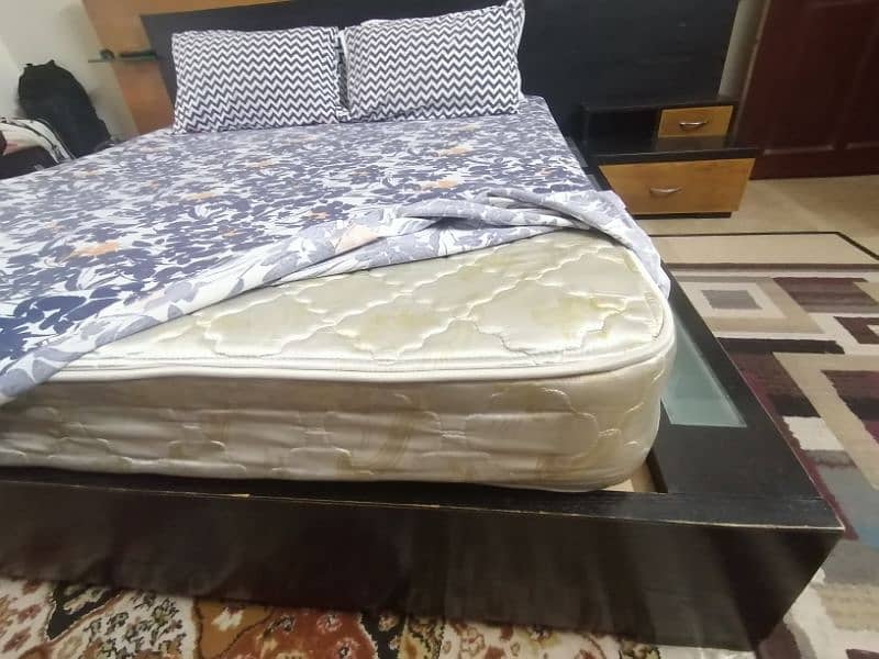 Queen size bed,spring matress side tables. Dressing table with mirror. 11