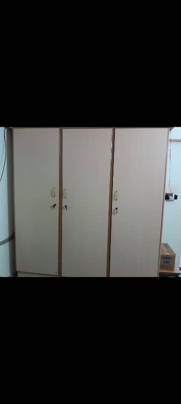 Cupboard 3 doors 2