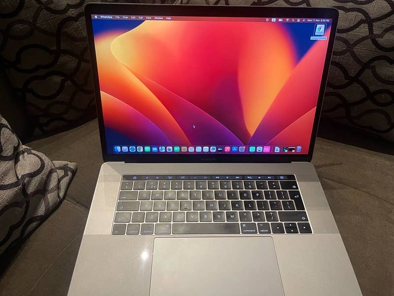 MacBook Pro 2017 15 inch retina Touch Bar finger print core i7 1