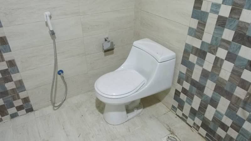 10 Marla 3 Bed Flat For Rent Askari 11 Lahore 2