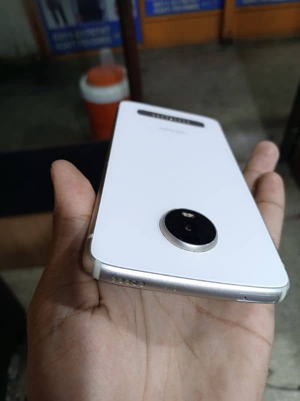 Moto Z4 (128gb in display fingerprint) 1