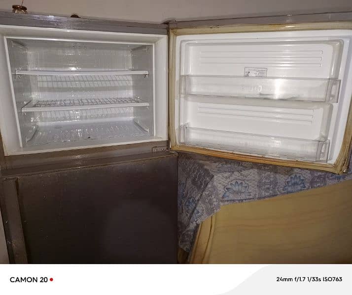 Pel refrigerator full size bast condition 8