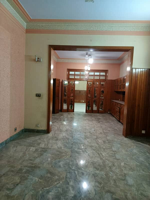 Iqbal Town : 1 Kanal House For Rent Rachna Block 1