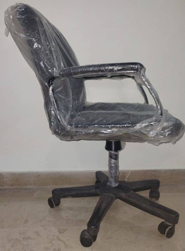 Office Boss chair in good condition, Nazimabad no 1 2