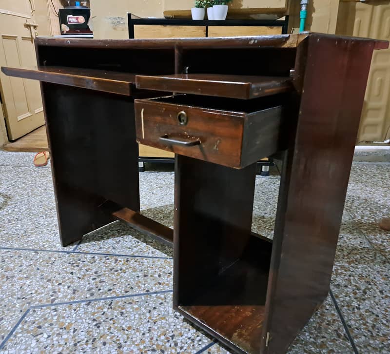 Computer table for sale 1