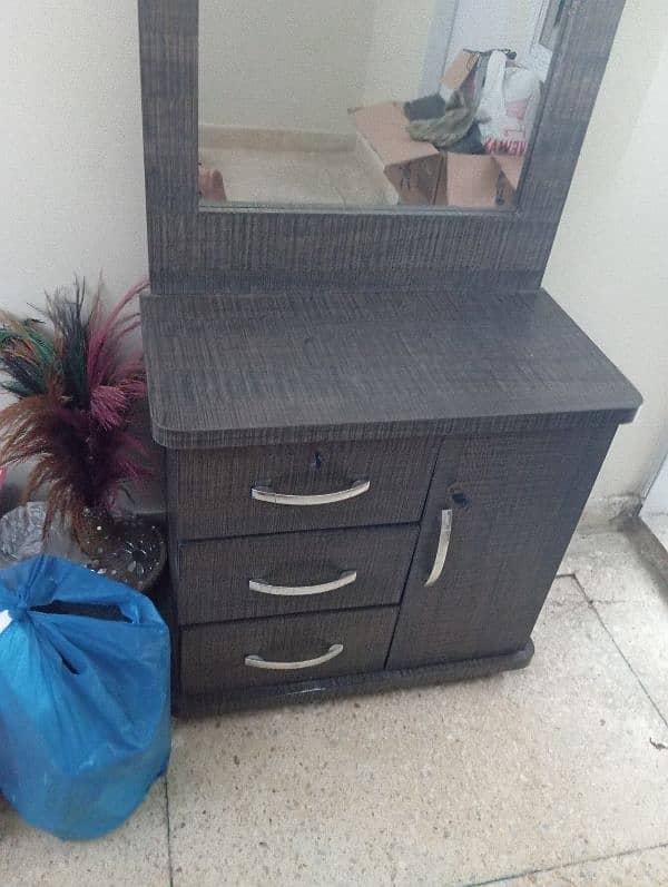 selling my dressing table 3