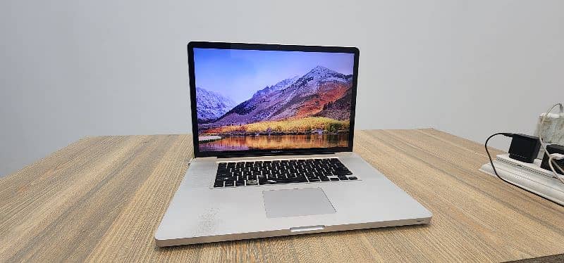 Macbook Pro 17 A1297 8GB RAM i7 750GB HDd 0