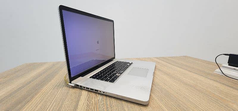 Macbook Pro 17 A1297 8GB RAM i7 750GB HDd 6