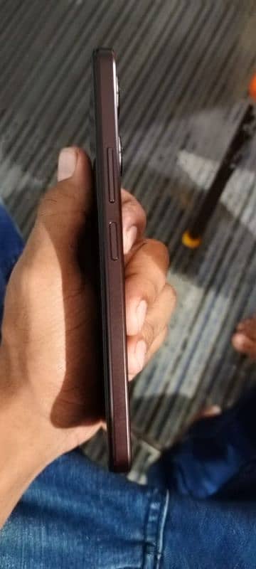 vivo y 18 4+4 ram 128 brown clr 10 by 10 all ok box charger warntty 3