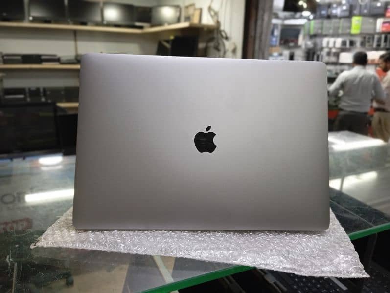 MacBook pro 2017 15" i7/16/256/2 gb graphic 1