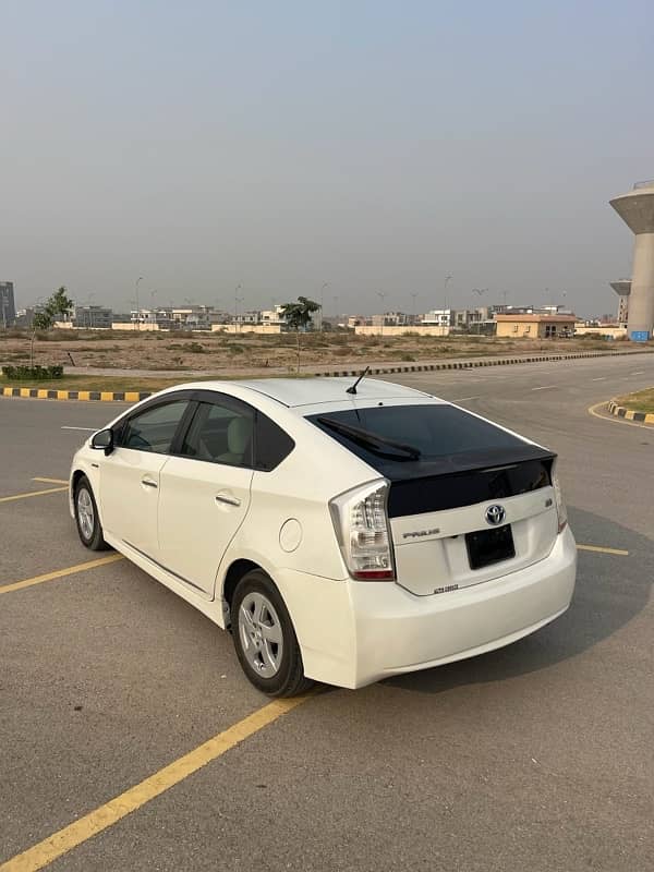 Toyota Prius 2011 3