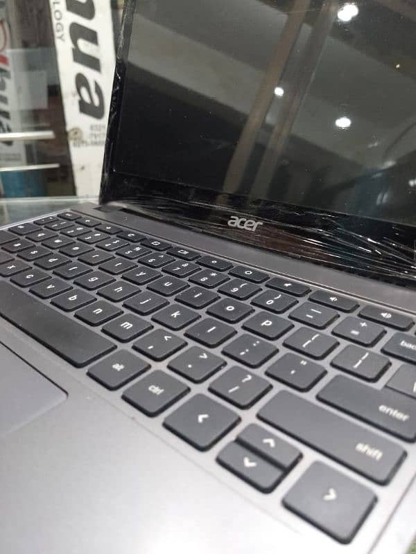 acer c740 5th Gen Celeron windows 10pro 4