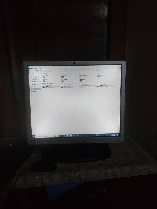 HP 17 " lcd monitor in good condition for sale vga and dvi port 1