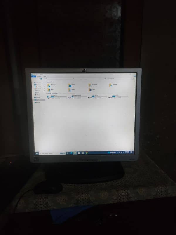 HP 17 " lcd monitor in good condition for sale vga and dvi port 2