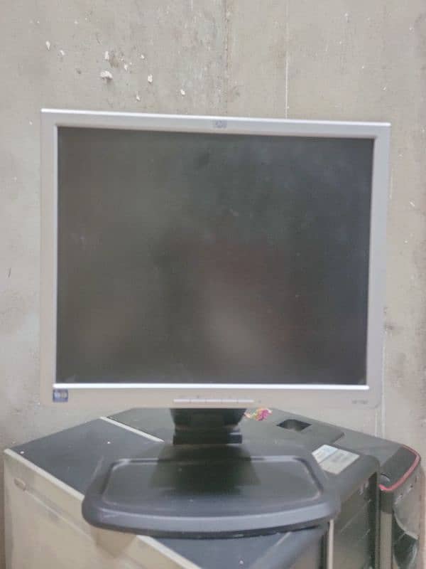 HP 17 " lcd monitor in good condition for sale vga and dvi port 8