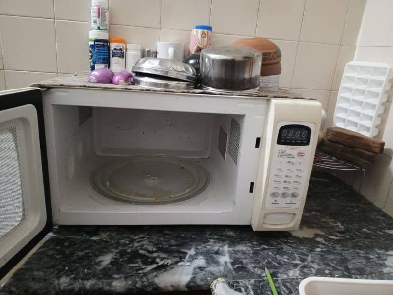 big size with grilled Dawlance microwave oven 6