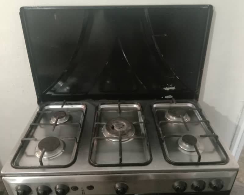 Branded Indus cooking range with 5 burners in excellent condition 4