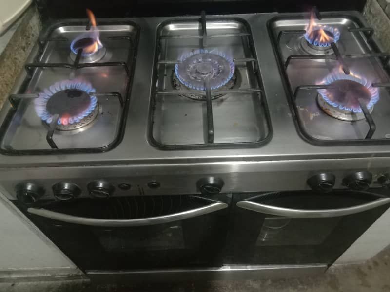 Branded Indus cooking range with 5 burners in excellent condition 6