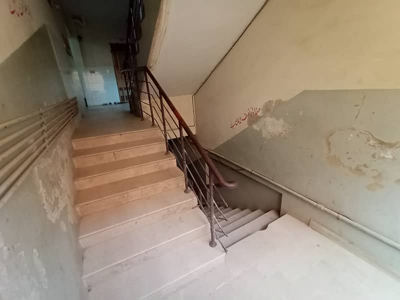 CORNER ka 5 rooms ka FLAT Sirf 65 Lac Mai North Karachi sector 5-C 2 Mai near main road 1