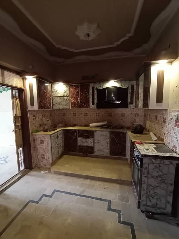 CORNER ka 5 rooms ka FLAT Sirf 65 Lac Mai North Karachi sector 5-C 2 Mai near main road 6