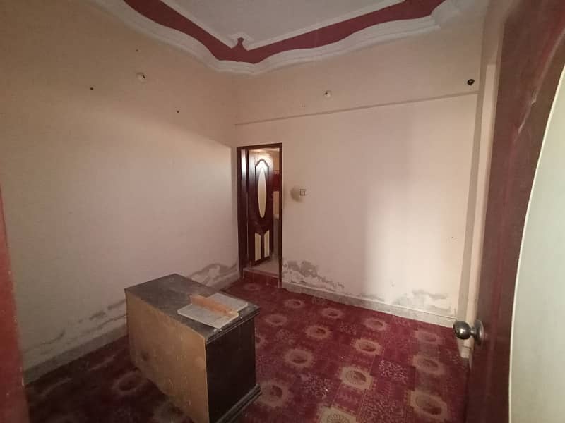 CORNER ka 5 rooms ka FLAT Sirf 65 Lac Mai North Karachi sector 5-C 2 Mai near main road 8