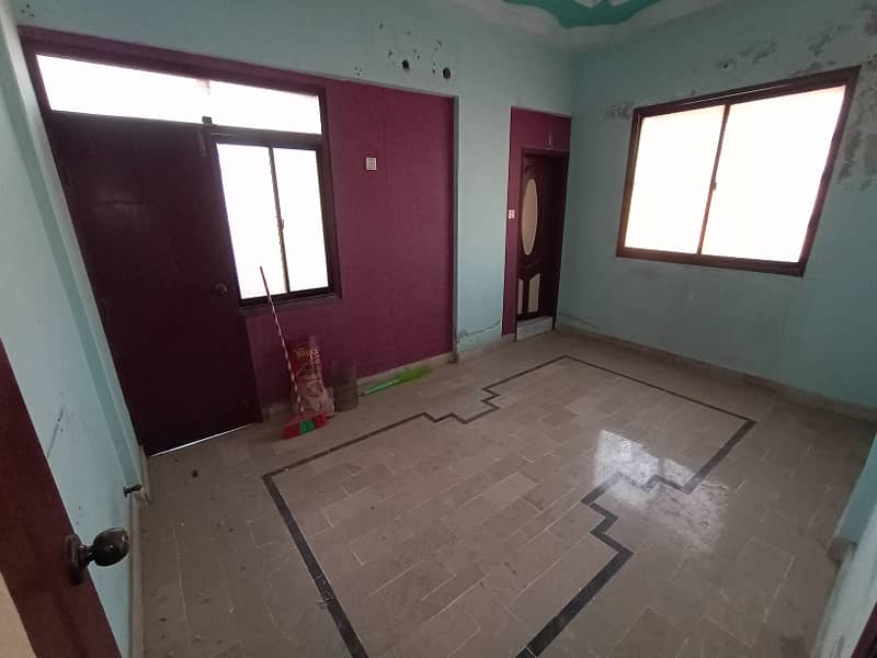 CORNER ka 5 rooms ka FLAT Sirf 65 Lac Mai North Karachi sector 5-C 2 Mai near main road 14