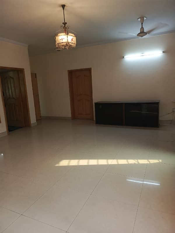 Kanal House 60ft Road prime location for sale Easy approach to Main Boulevard Faisal Town 6