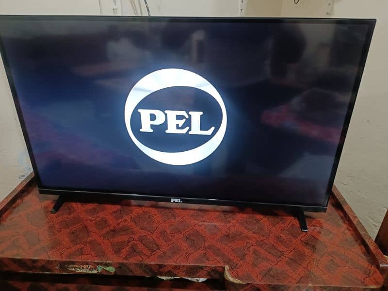 Pel 32"smart Led tv with wifi youtube netflix. . 2