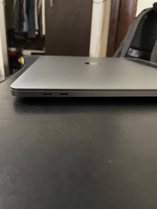 MacBook Pro 2020 (Touch-Bar) with Box 3