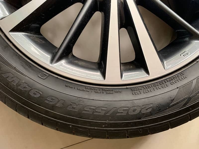 Toyota GLI Car Tire 3