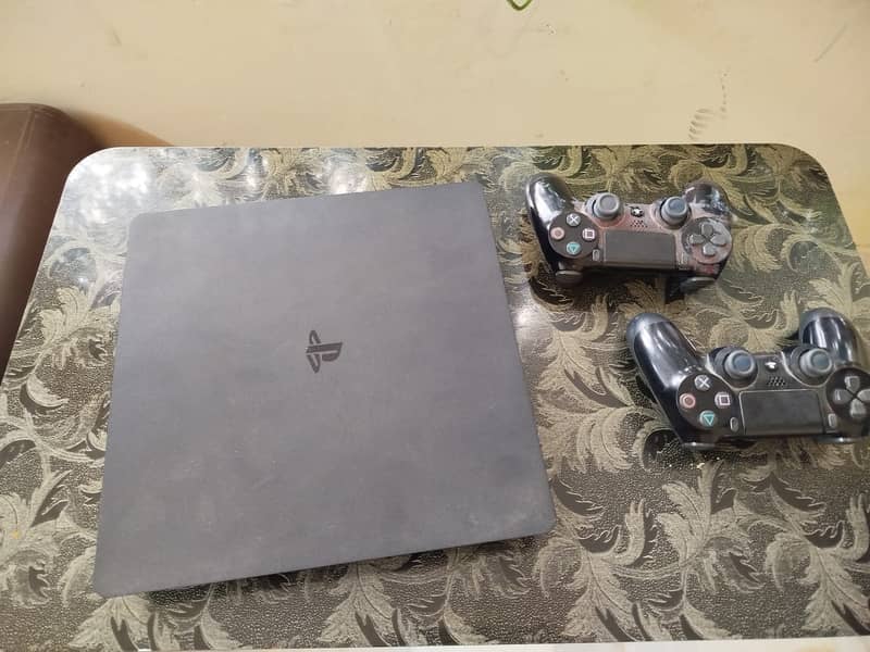 PS4- Slim 500 GB- 2 Controllers 2