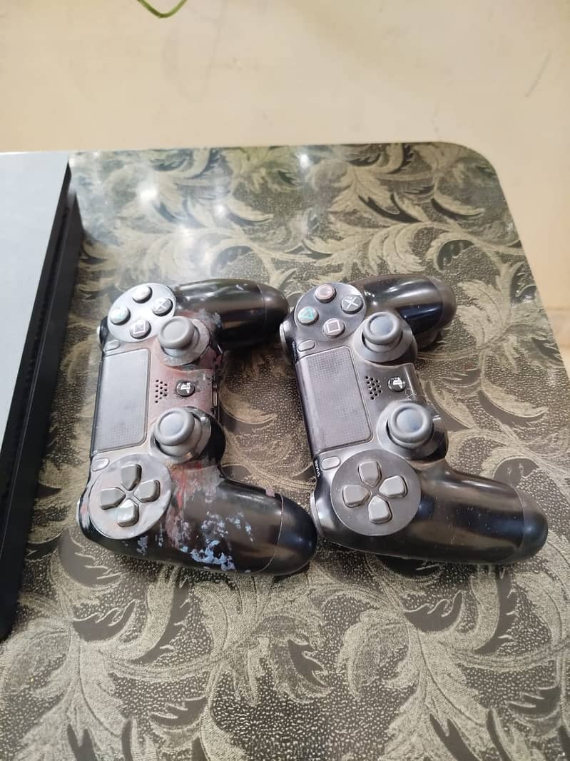 PS4- Slim 500 GB- 2 Controllers 4