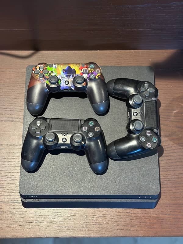 PS4 SLIM with 3 controllers and 4 games 1