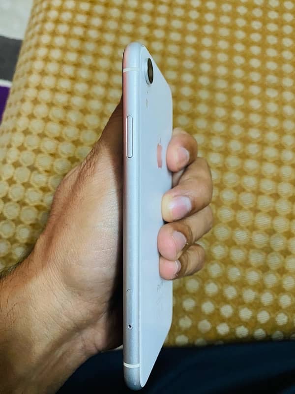 IPHONE XR WHITE COLOUR 1