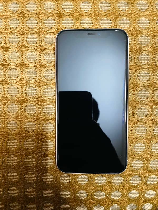 IPHONE XR WHITE COLOUR 2