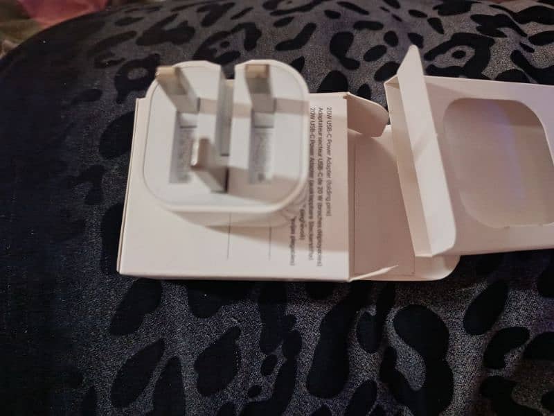 APPLE 20W ORIGINAL CHARGER 0