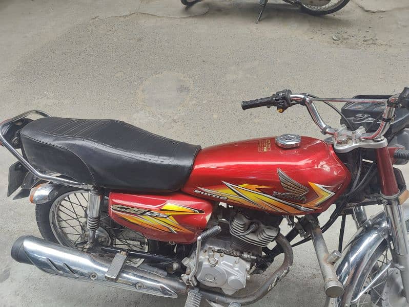 Honda 125 red colour 0