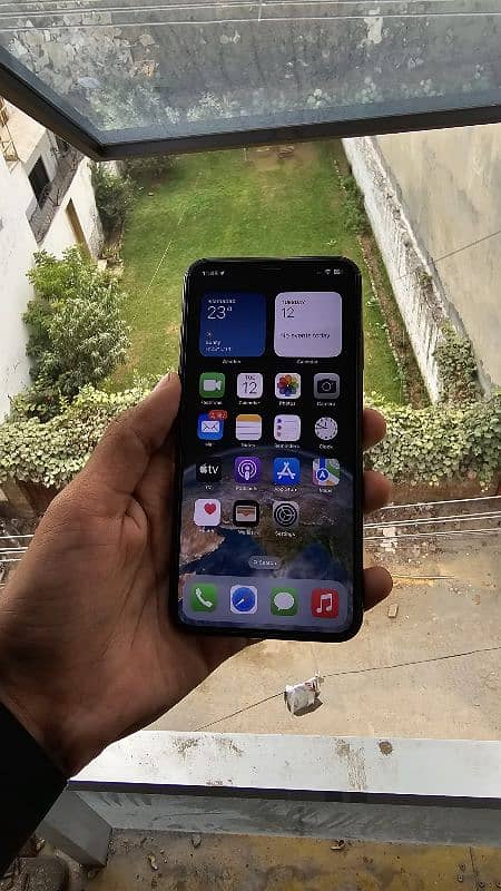 iPhone X's Max 10/10 condition, 82% battery health, exchange. 1