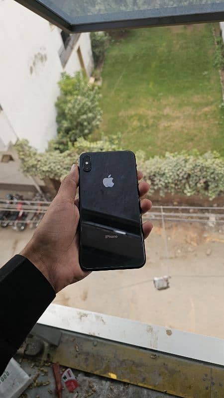 iPhone X's Max 10/10 condition, 82% battery health, exchange. 4