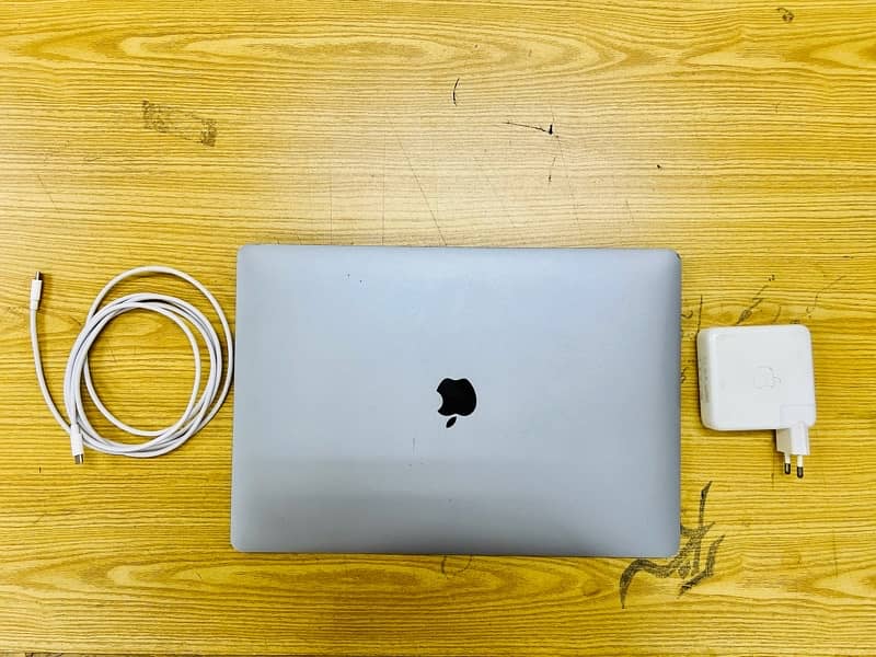 macbook pro 15” 2017 4GB GRAPHICS 1